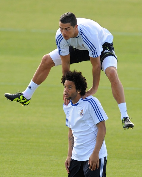 Ronaldo nhay qua dau Marcelo hinh anh