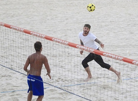 Beckham xan quan choi bong cung nguoi dan dia phuong hinh anh