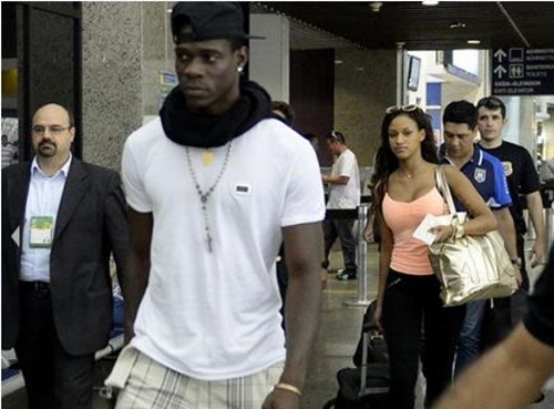 Ke gia mao tren may bay Malaysia mat tich giong Balotelli hinh anh