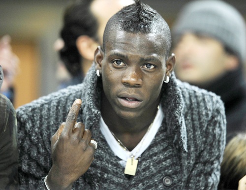 10 tro choi ngong, nghich dai khac nguoi cua Balotelli hinh anh