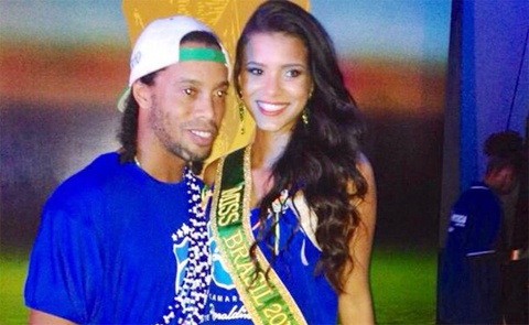 Ronaldinho khoe cua do hoa hau Brazil hinh anh