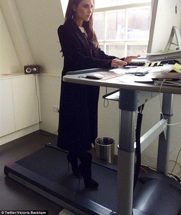 Vic lenh khenh giay cao got tren may chay bo hinh anh