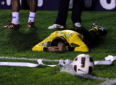 Nhung vu hanh hung trong tai da man nhat lich su bong da hinh anh