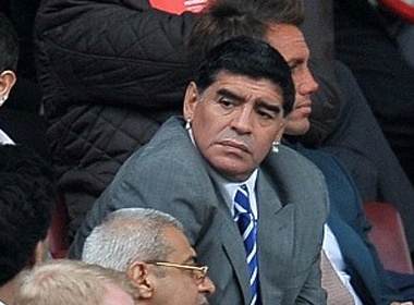 Maradona bong bay toi xem Liverpool ha M.U hinh anh