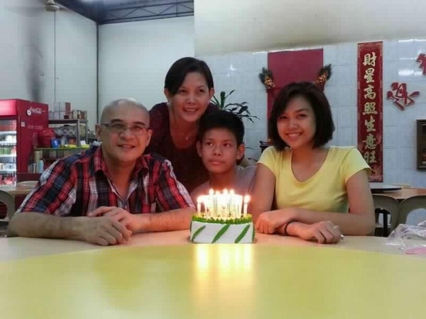 Tiep vien truong may bay mat tich la fan Liverpool hinh anh