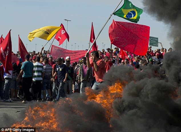 Bao loan o dia diem khai mac World Cup hinh anh