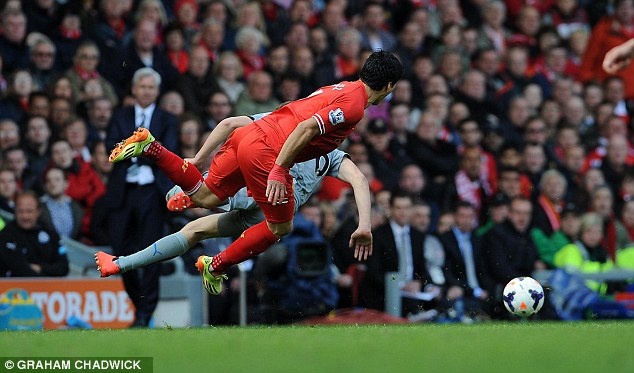 Cau thu NH Anh bi doa giet vi khien Suarez chan thuong hinh anh