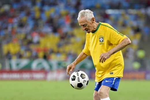 Man tang bong dieu nghe cua cu ong 87 tuoi hinh anh