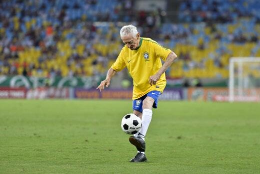 Cu ong 87 tuoi tang bong dieu nghe co vu Selecao hinh anh