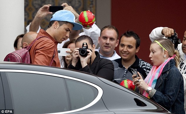 Ronaldo bi quay khi ve hoi quan cung tuyen BDN hinh anh