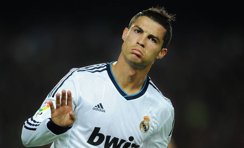 Nhung phan ung gay tranh cai cua Ronaldo hinh anh