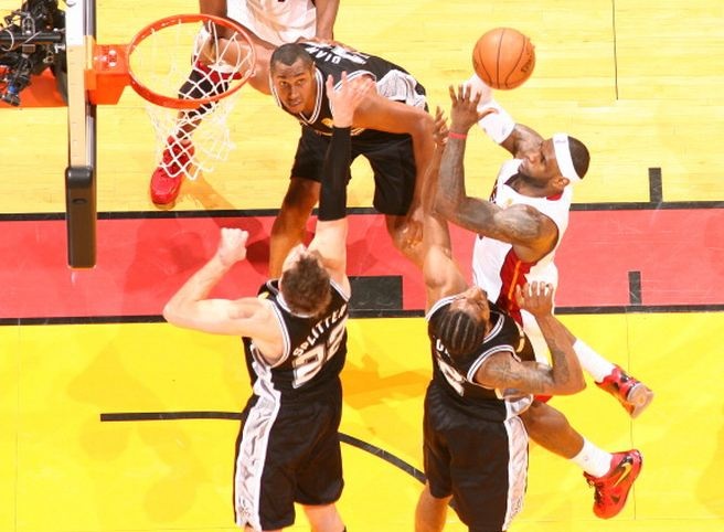 Chung ket NBA: Spurs buoc Heat om han ngay tren san nha hinh anh