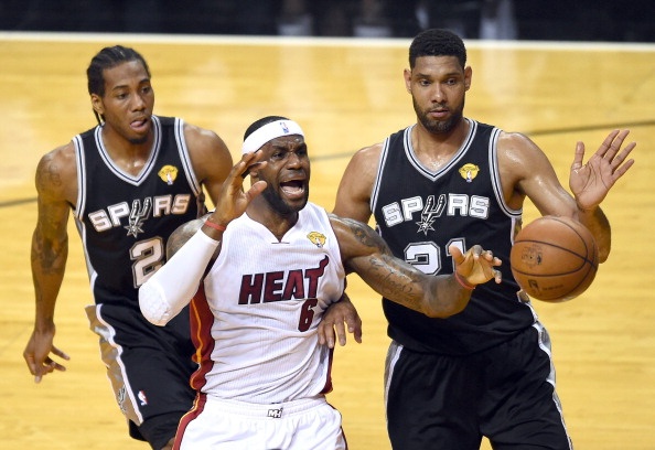 Chung ket NBA 2014 (G4): Spurs cham mot tay vao chuc vo dich hinh anh