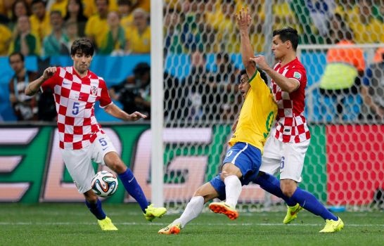 Uat uc trong tai, Croatia de nghi trao cup vang cho Brazil hinh anh