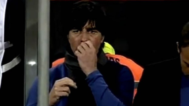 Khoanh khac HLV Loew ngoay mui tai ban ket Euro 2012 hinh anh