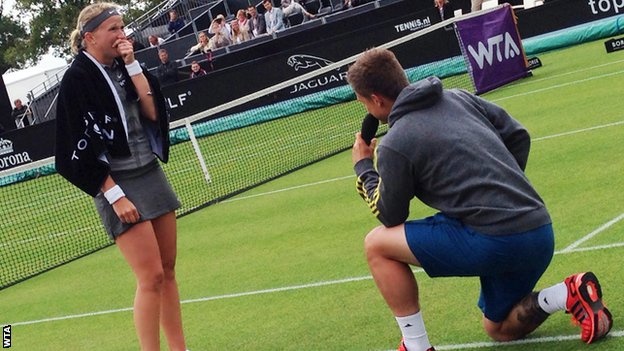 Man cau hon lang man tren san quan vot hinh anh