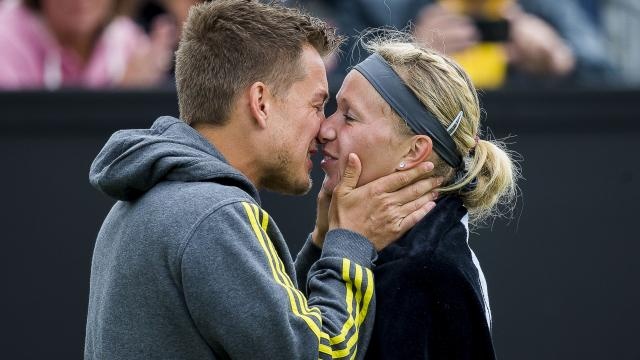 Tay vot vo danh noi tieng vi man cau hon tren san tennis hinh anh