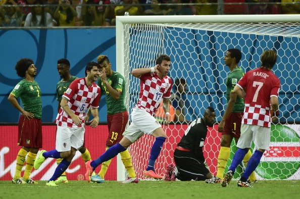 Mandzukic lap cu dup, Croatia thang dam Cameroon hinh anh