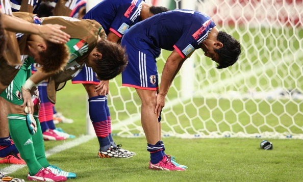 Cau thu Nhat cui dau xin loi nguoi ham mo sau tran thua hinh anh