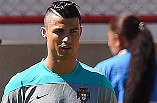 Ronaldo lai thay kieu toc moi truoc tran Bo Dao Nha - Ghana hinh anh