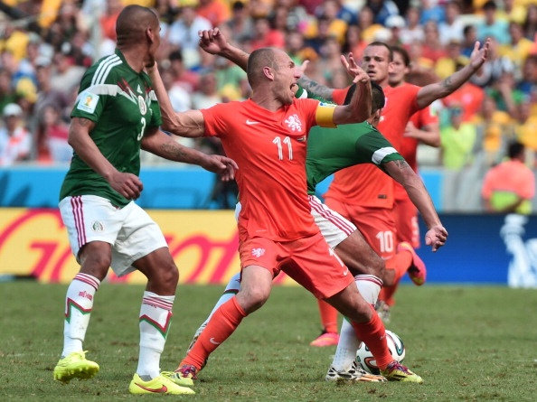 Cu nga mang ve qua penalty cua Robben hinh anh