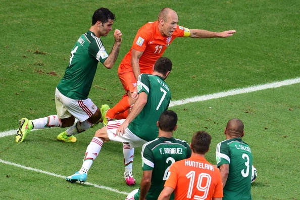 Robben xin loi vi hanh vi an va kiem penalty hinh anh