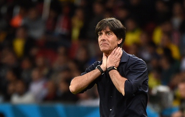 HLV Loew tuc gian voi cach choi cua tuyen Duc trong hiep 1 hinh anh