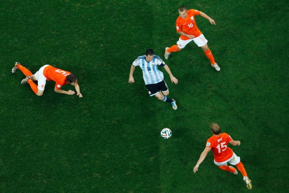 Messi bi vay ham nhu thap dien mai phuc hinh anh