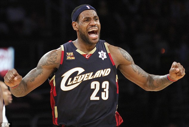 LeBron James tro lai khoac ao Cleveland Cavaliers hinh anh