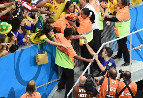 Van Persie tang HCD cho CDV trung thanh hinh anh