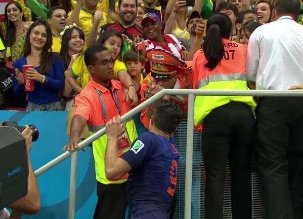 Van Persie tang huy chuong cho fan hinh anh