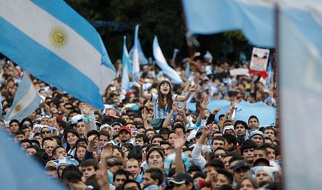 Messi va cac dong doi duoc chao don nhu nhung nguoi hung hinh anh