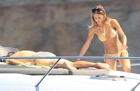 Mario Goetze xa hoi ben ban gai nong bong hinh anh