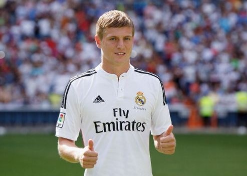 Ganh nang tren vai Kroos trong buoi ra mat Real hinh anh