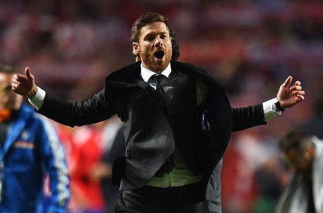 Xabi Alonso bi treo gio vi an mung chuc vo dich chau Au hinh anh