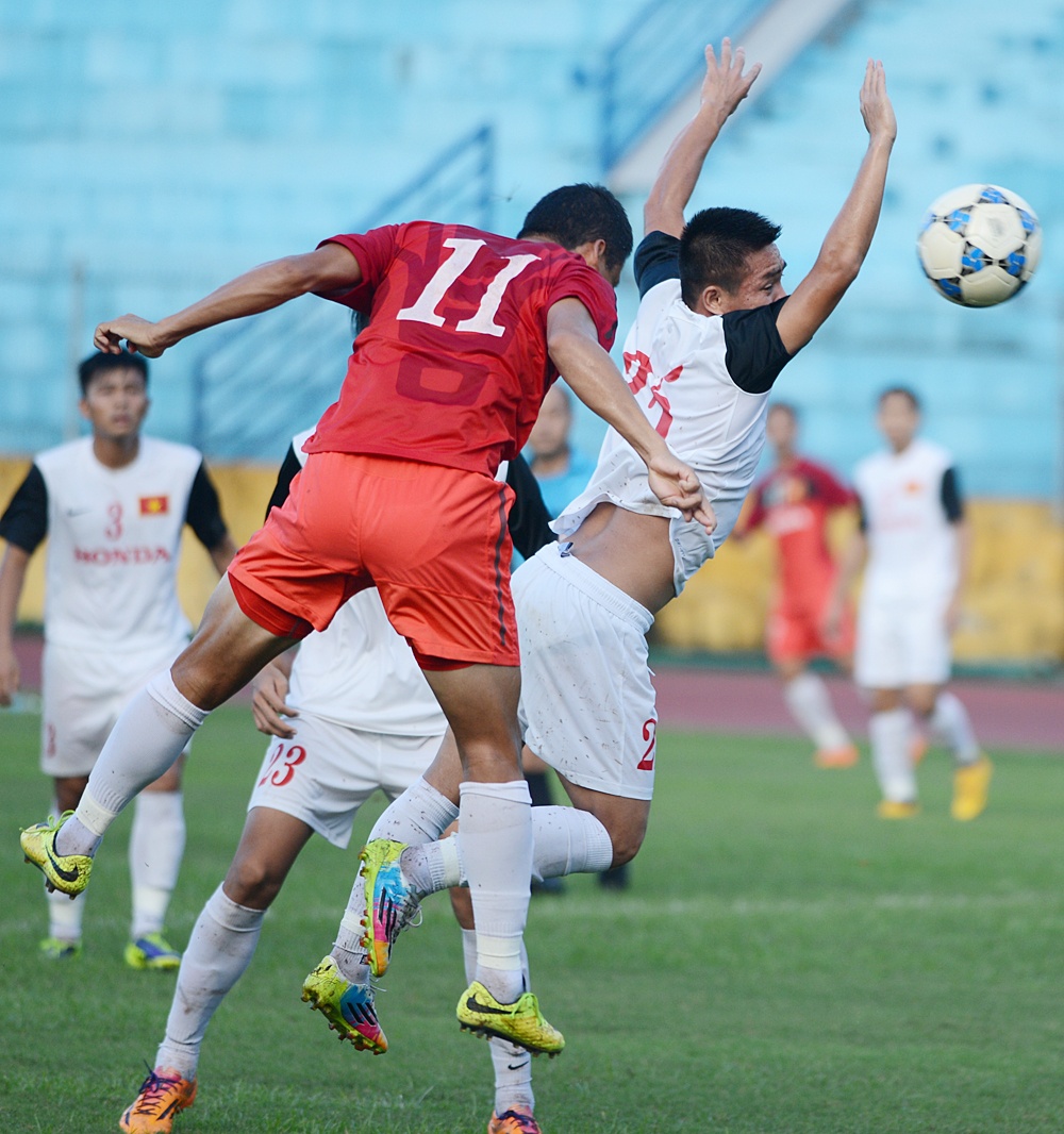 Mặc dù chỉ là trận đấu tập nhưng cả 2 đội đều vào trận với quyết tâm khá cao, rất nhiều pha bóng tranh chấp quyết liệt ngay khi bắt đầu hiệp 1