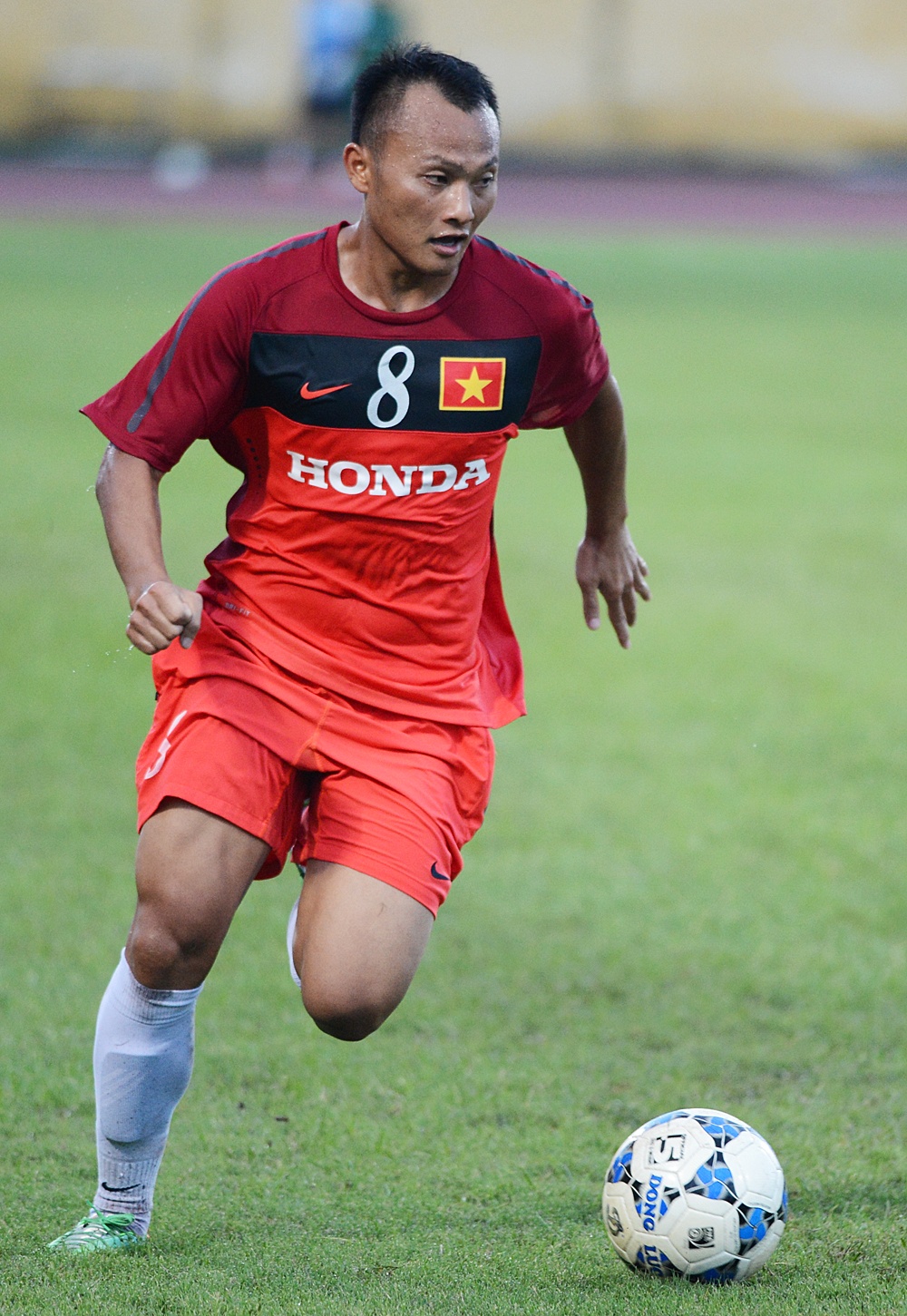 Công Vinh và Quốc Anh ngồi trên băng ghế dự bị nên Trọng Hoàng là cầu thủ thi đấu năng nổ nhất của đội tuyển Quốc Gia trong hiệp 1