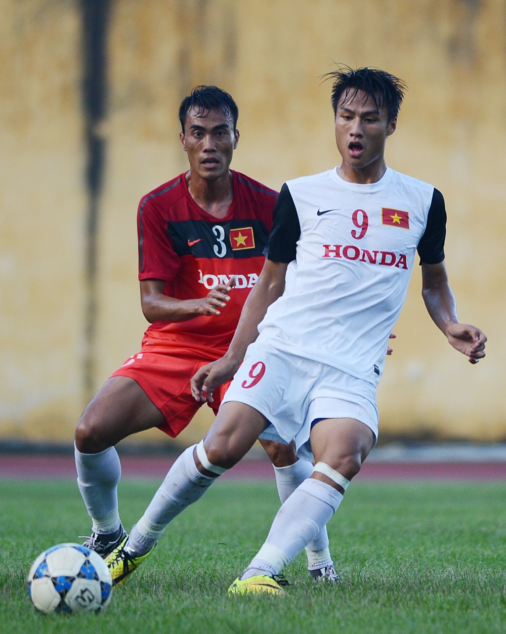 Bất ngờ xảy ra khi phút thứ 40 Mạc Hồng Quân ghi bàn giúp đội tuyển Olympic vượt lên dẫn trước