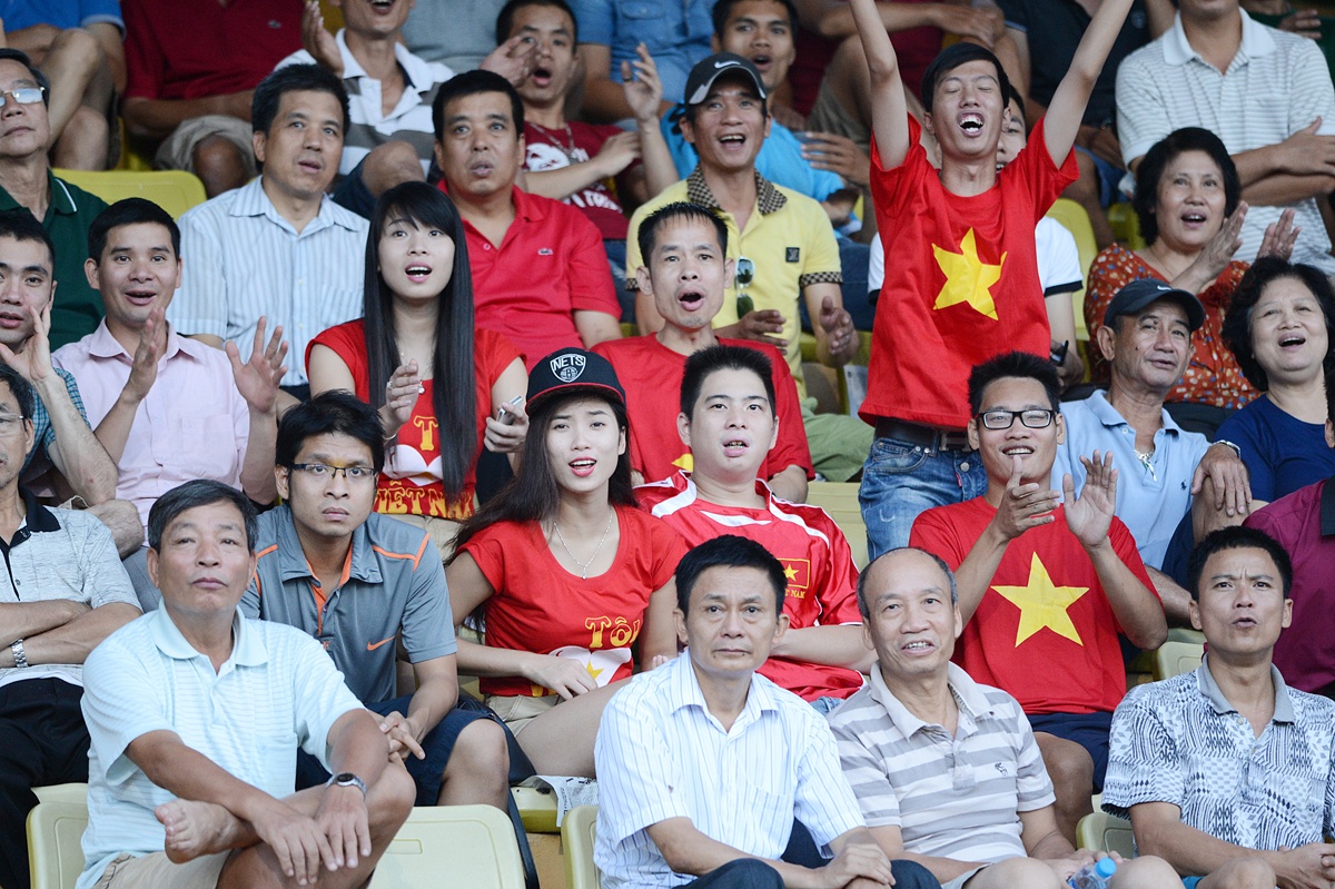 Ban tổ chức thông báo không bán vé nhưng khán giả vẫn kéo đến sân Hàng Đẫy khá đông và cổ vũ nhiệt tình cho 2 đội tuyển