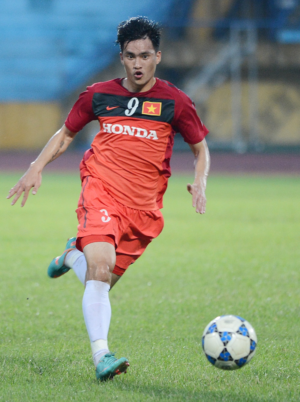 Đúng 5 phút sau bàn thắng gỡ hòa lại là Công Vinh chuyền bóng cho Hải Anh ghi bàn đưa đội tuyển QG vượt lên dẫn trước 2-1