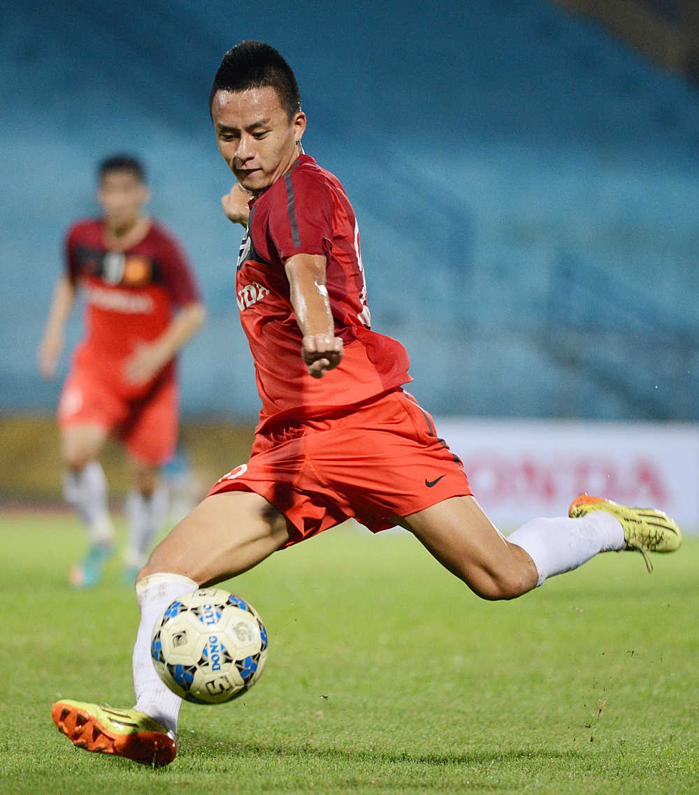 Hàng thủ của đội Olympic thi đấu khá chặt chẽ nên các cầu thủ đội tuyển QG bắt buộc phải tìm kiếm cơ hội từ những pha sút sa
