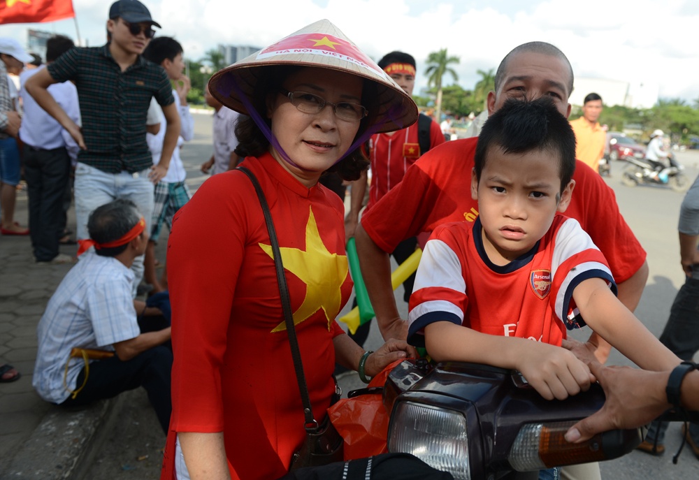 Cô Nguyễn Hồng Thúy đã kịp may cho mình 1 chiếc áo dài Việt Nam, cô cùng gia đình đến sân từ trưa để cảm nhận không khí bóng đá tại sân vận động quốc gia
