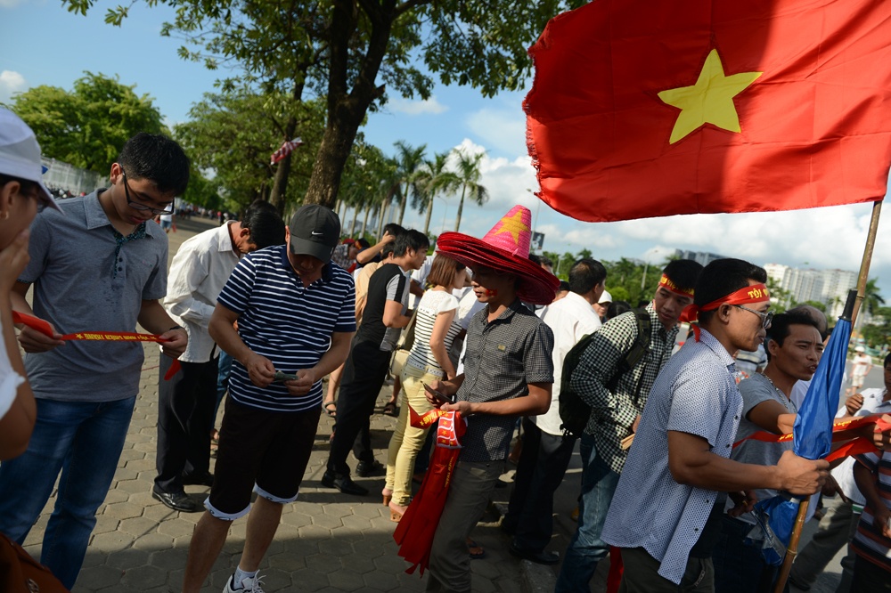 Các đội cổ động viên đi theo từng nhóm và hoạt động rất quy củ