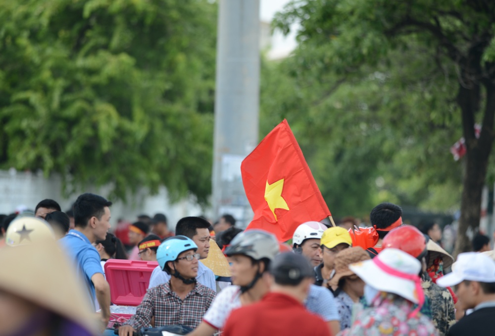 Nguoi ham mo do ve My Dinh xem U19 khai cuoc hinh anh