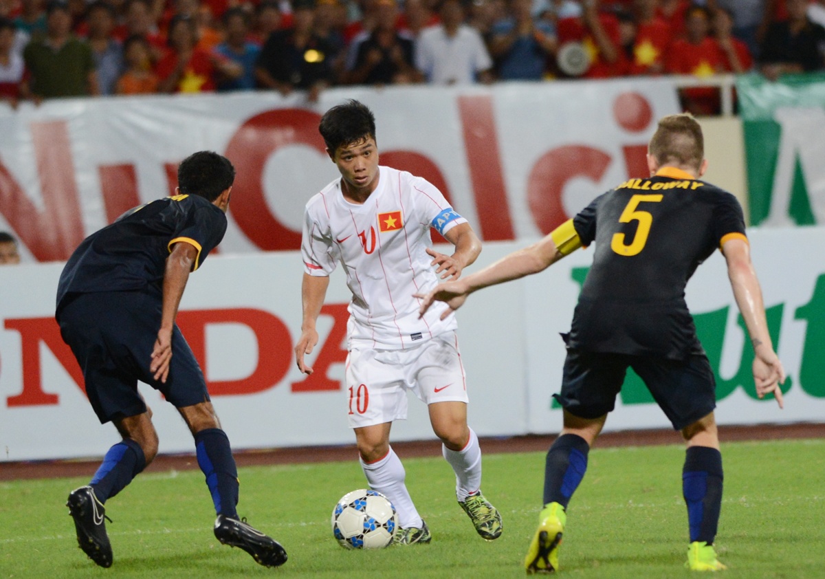 Nhận rõ mối nguy hiểm từ Công Phượng nên U19 Úc luôn có 2 đến 3 cầu thủ kèm chặt Công Phượng