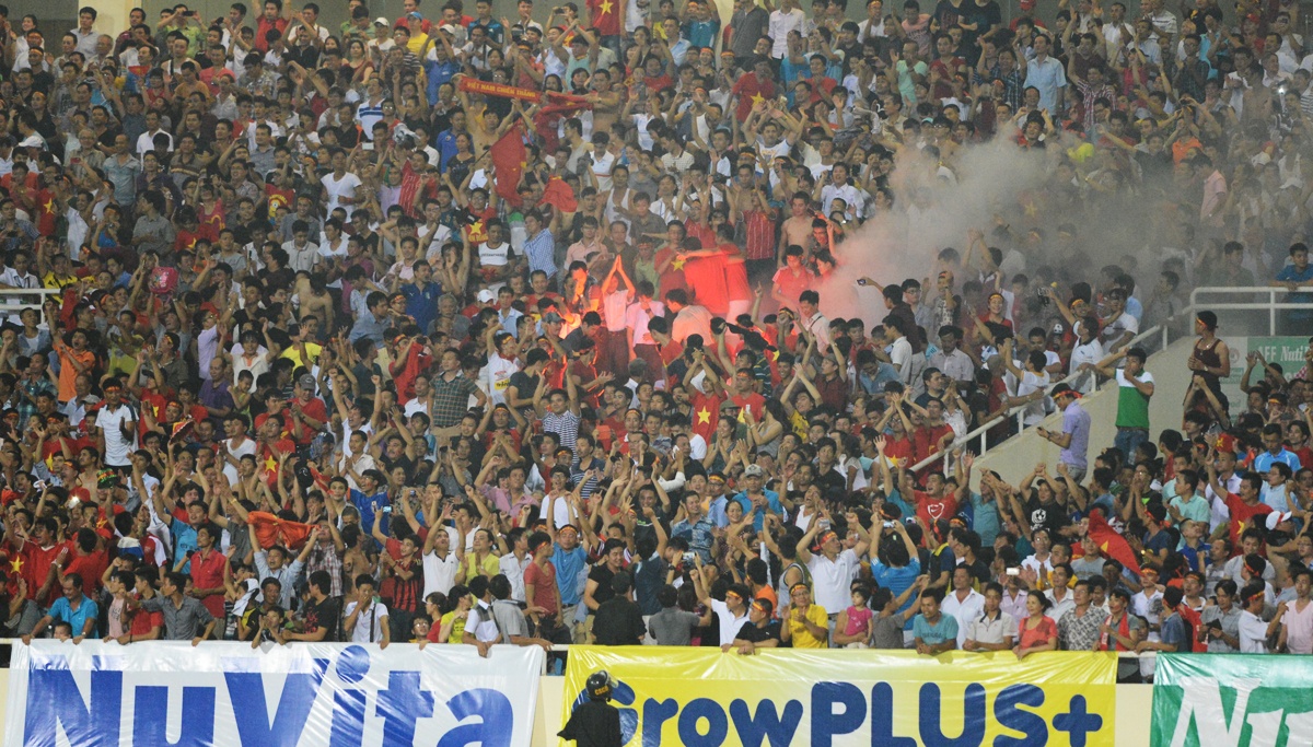 Pháo sáng rực cháy trên sân Mỹ Đình