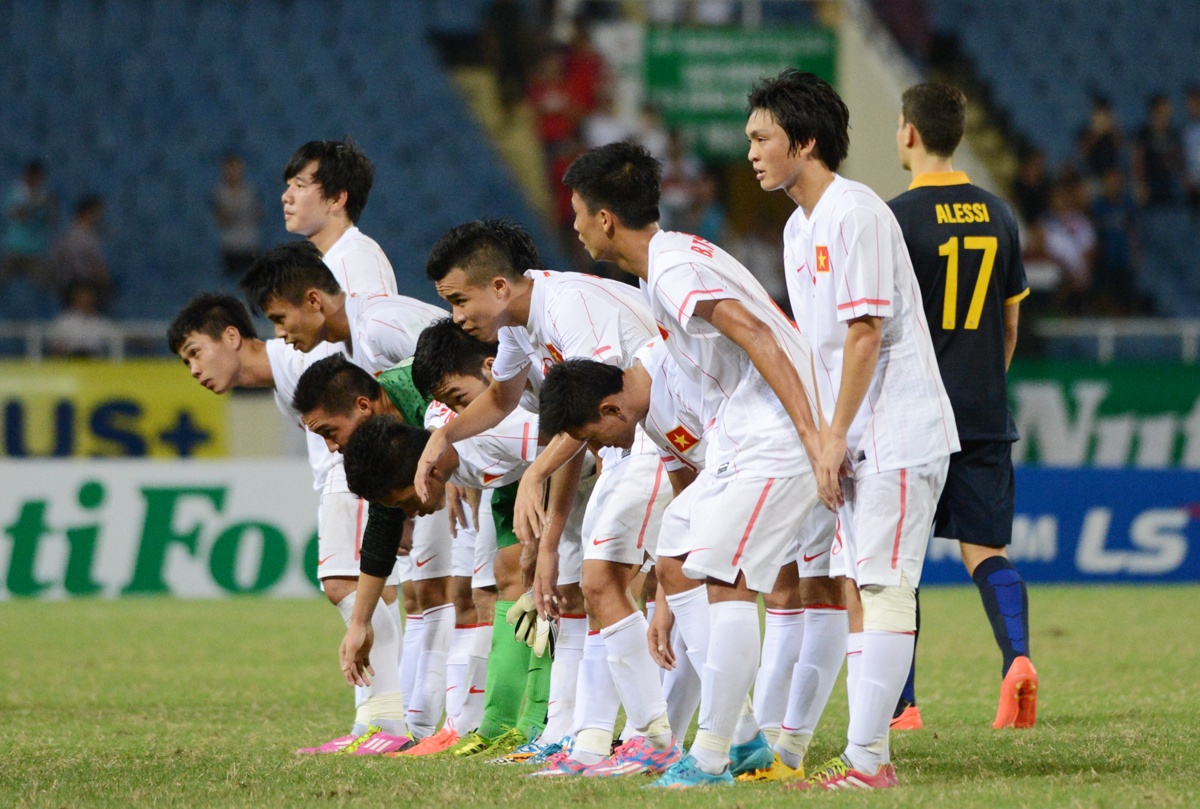 Các cầu thủ U19 cảm ơn khán giả sau trận đấu