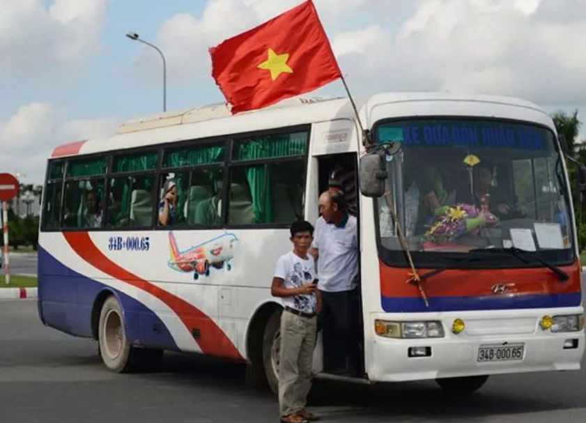 Nhóm CĐV từ Kinh Môn (Hải Dương), quê của cầu thủ Lê Văn Sơn, thuê một chuyến xe lên cổ vũ U19 Việt Nam.
