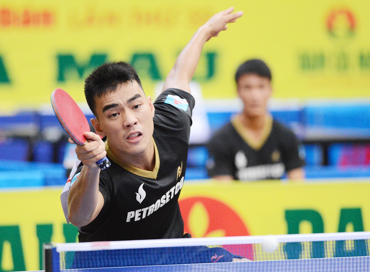 Đối thủ của Kiến Quốc là vợt Đào Duy Hoàng đang có phong độ rất tốt tại giải năm nay, anh đã góp mặt tại 3 trận chung kết (trên tổng số 4 nội dung tham gia). Kiến Quốc và Duy Hoàng đã từng là đồng đội trong màu áo Tập Đoàn Dầu Khí, chúng ta hãy chờ đợi xem sức trẻ hay kinh nghiệm sẽ chiến thắng trong trận đấu chiều nay