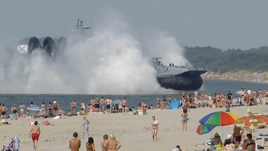 Tau quan su do bo vao bai tam hinh anh